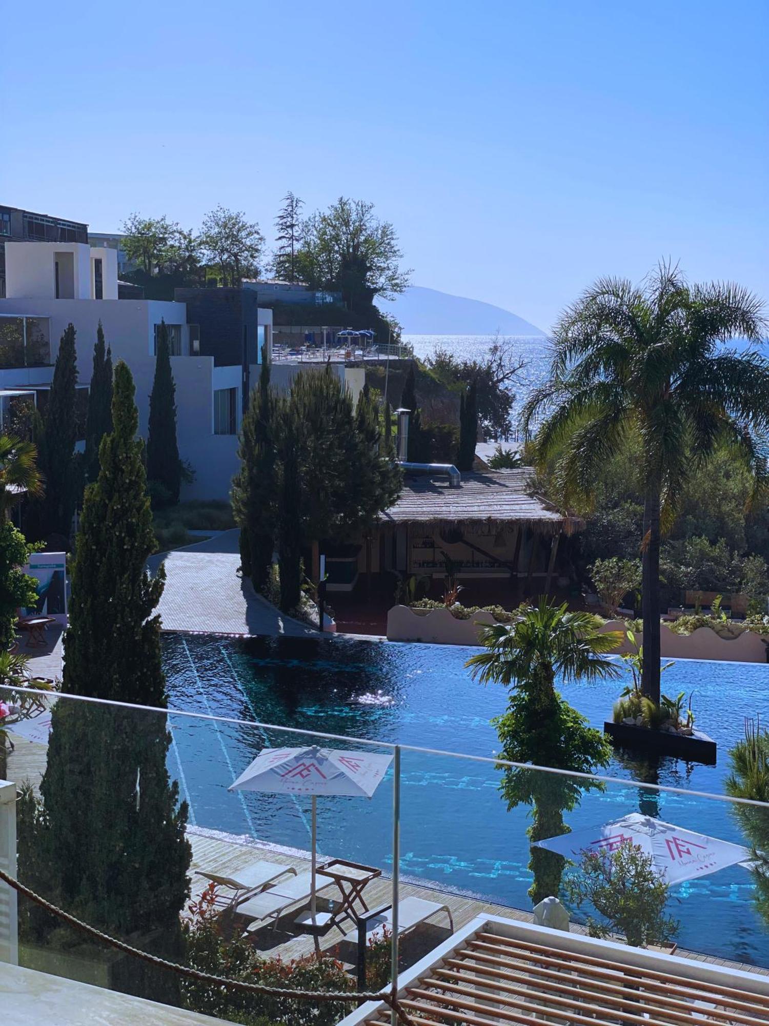 Luxury - Parking, Pool And Access