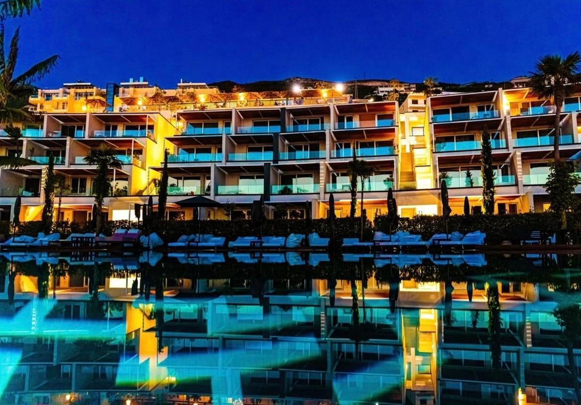 Luxury - Parking, Pool And Access *