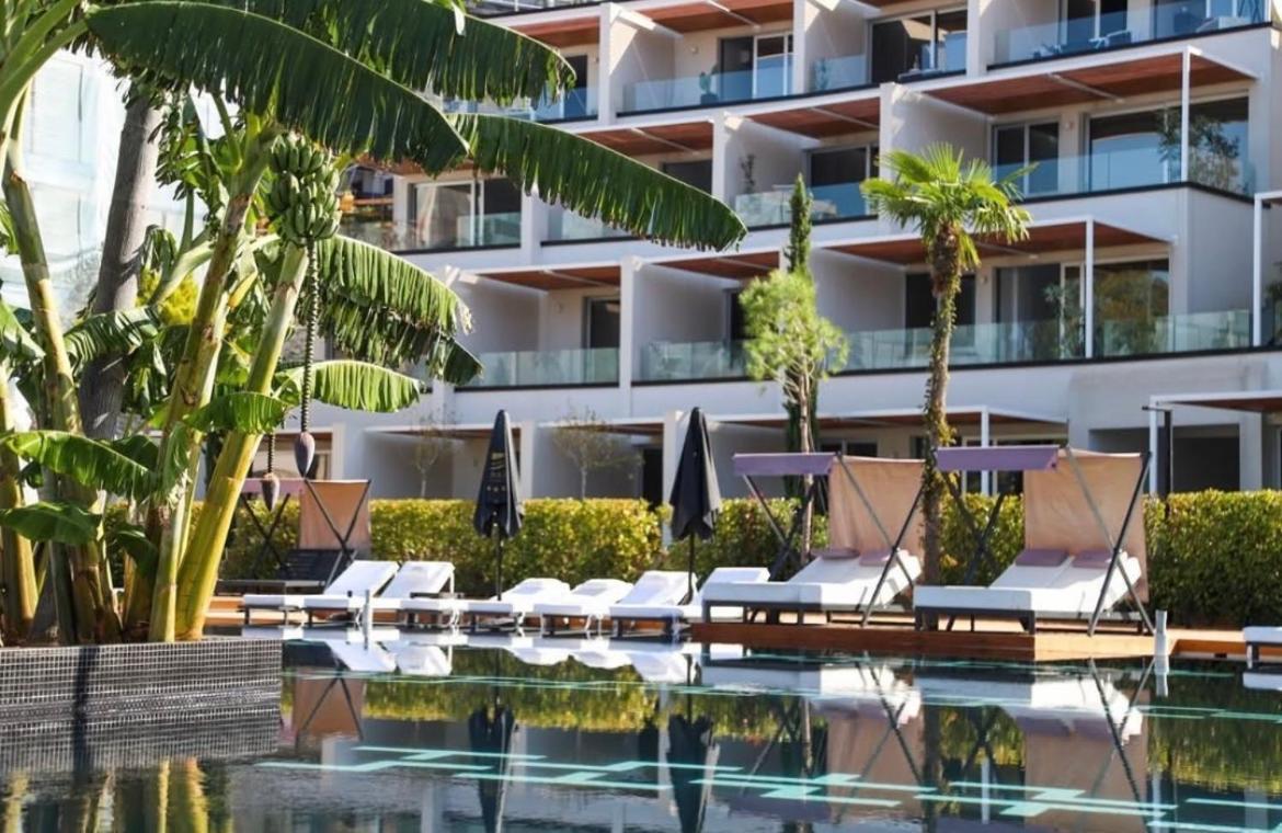 Luxury - Parking, Pool And Access