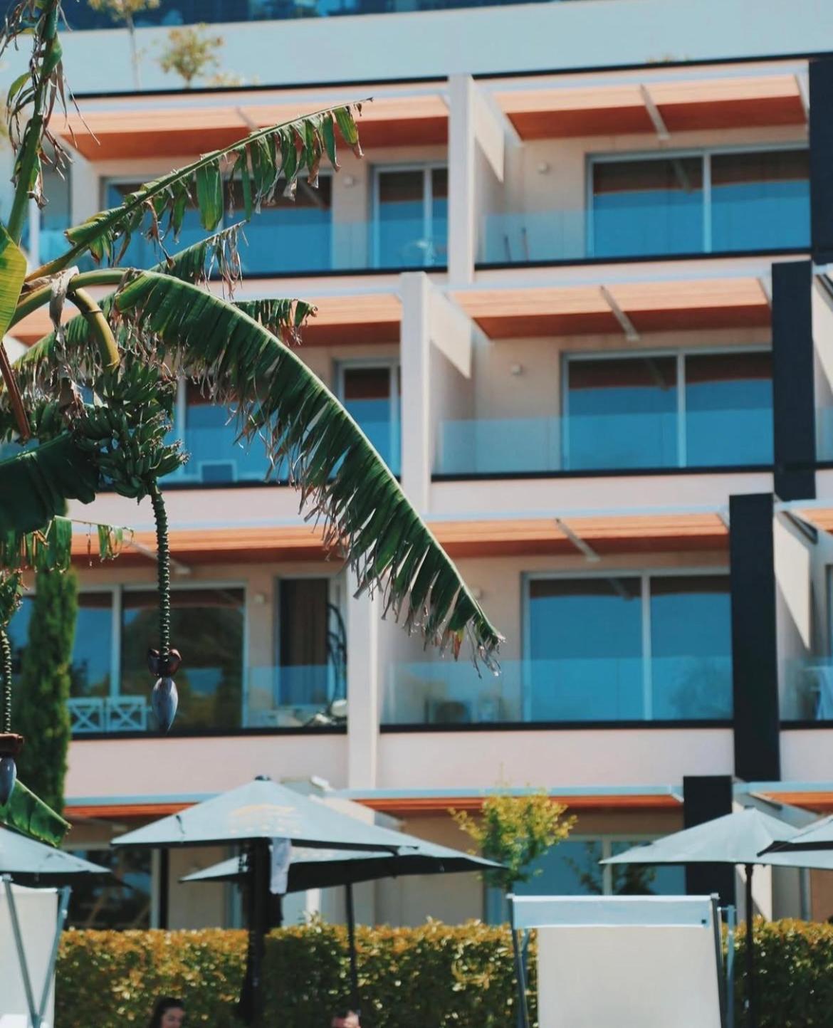 Luxury - Parking, Pool And Access