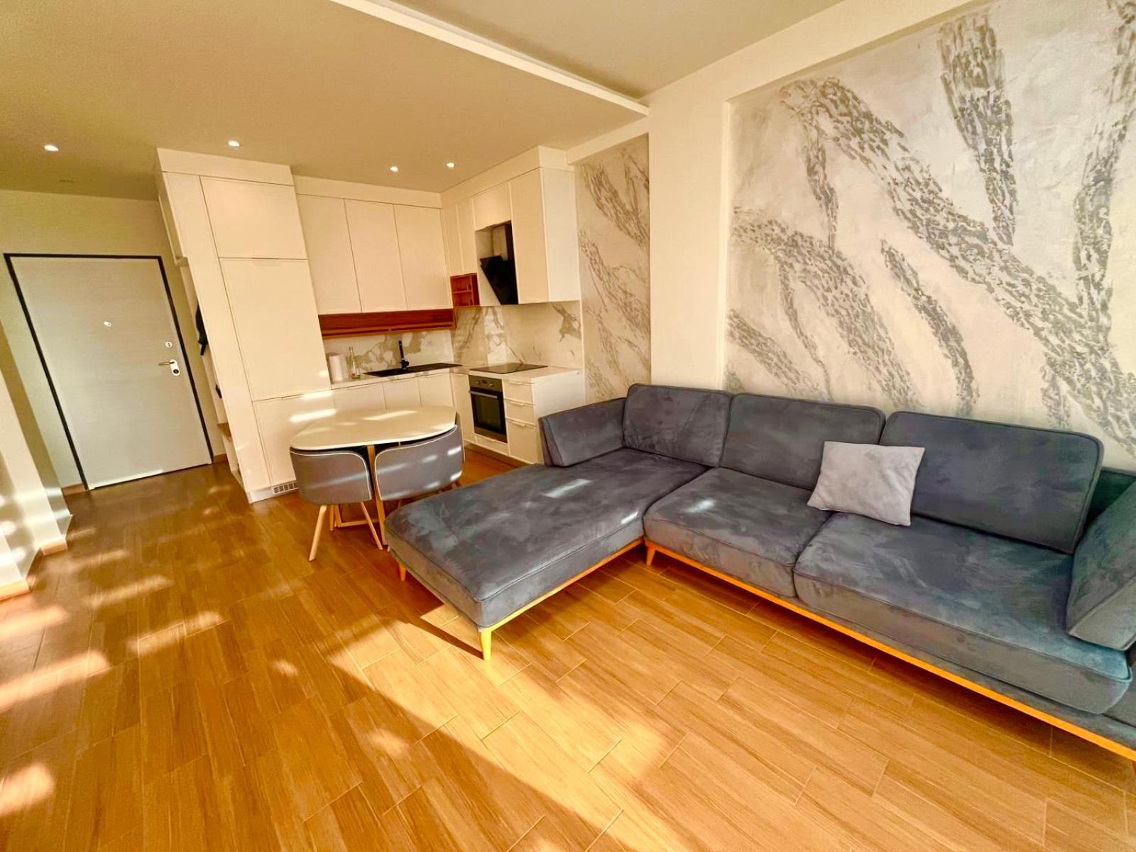 Luxury - Parking, Pool And Access *